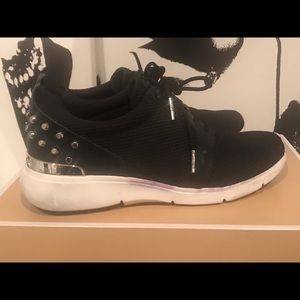 Michael kors sneakers size 7